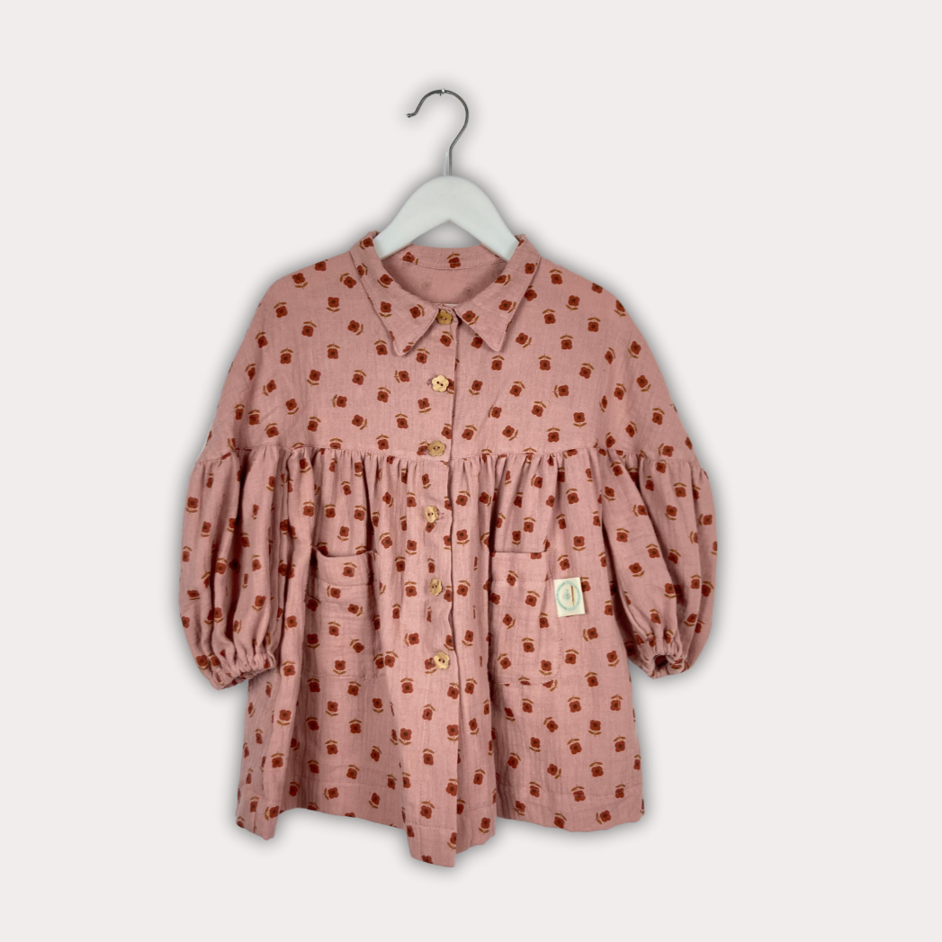 Vestido oversized rosa com padrão florido