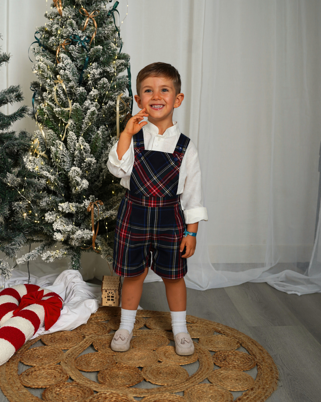 Calções de tartan escocês com alças e peito