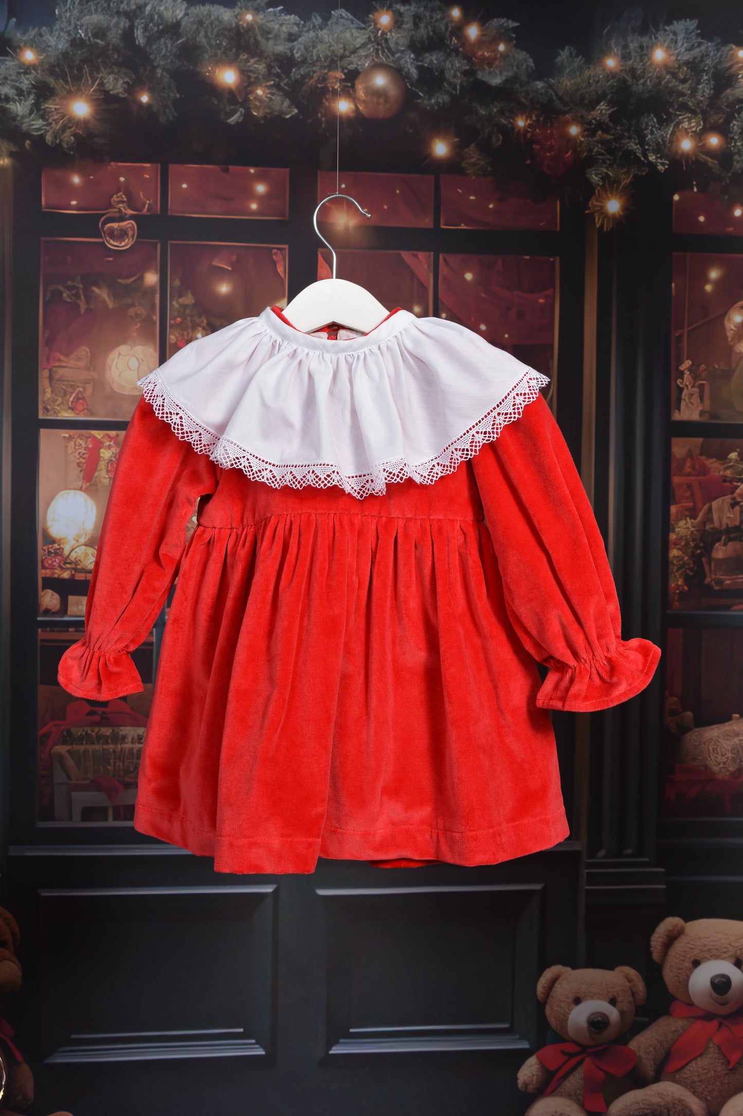 Vestido de veludo com gola vitoriana