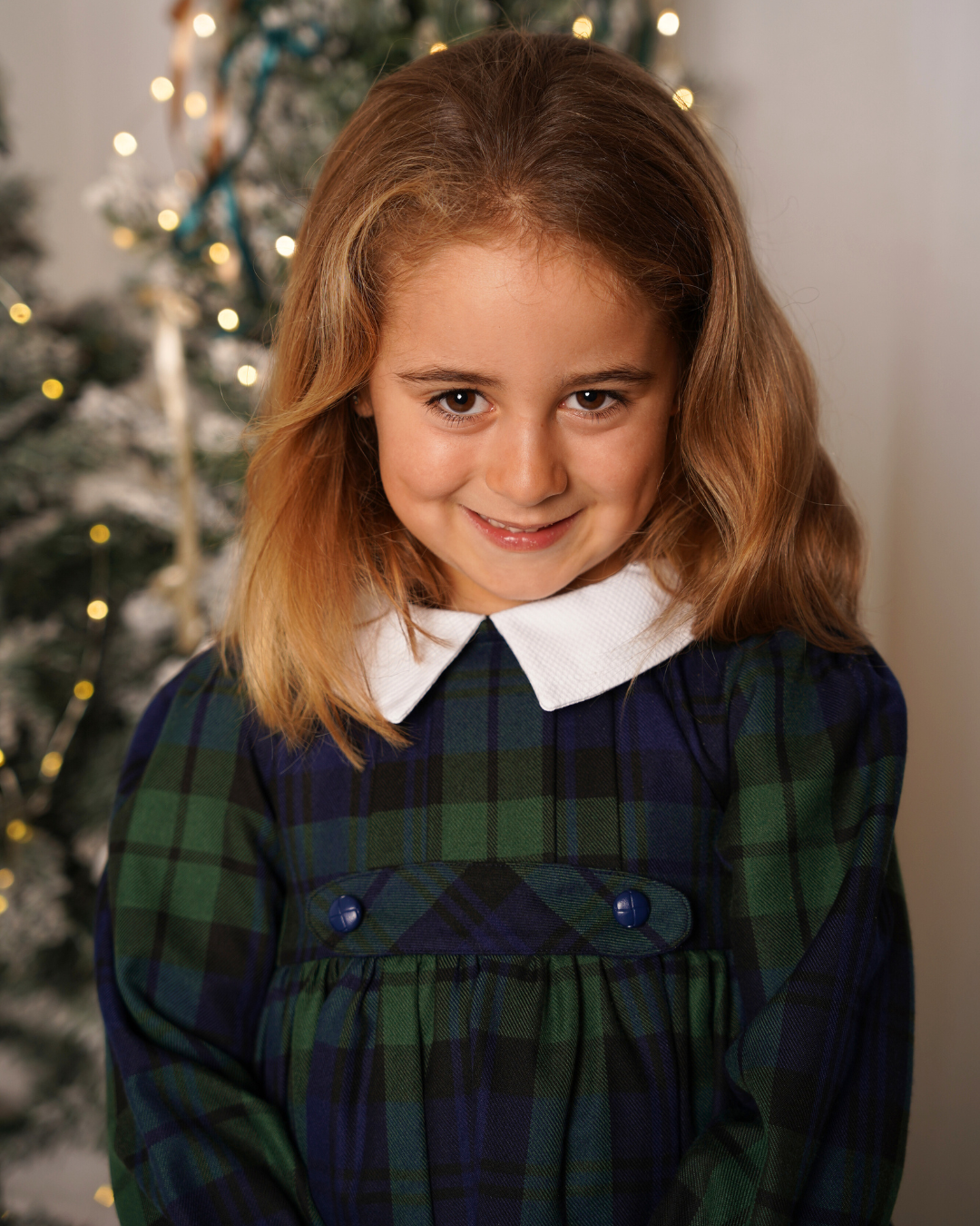 Vestido de tartan escocês com gola branca