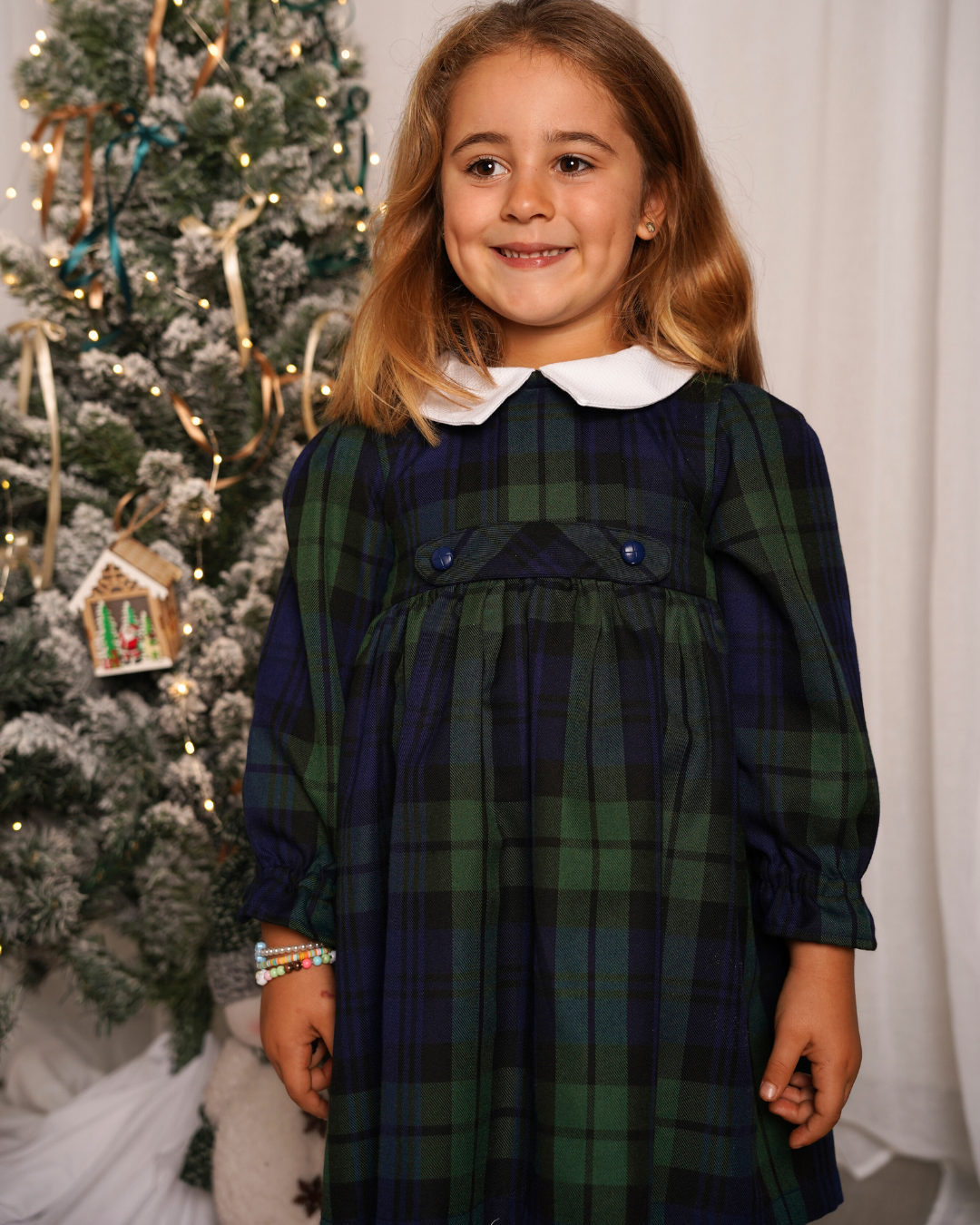 Vestido de tartan escocês com gola branca
