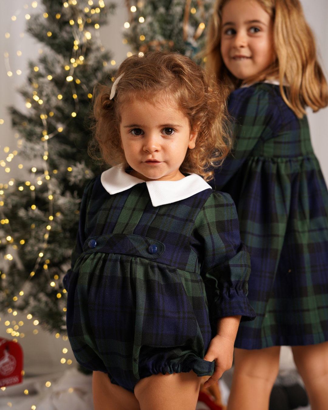 Vestido de tartan escocês com gola branca
