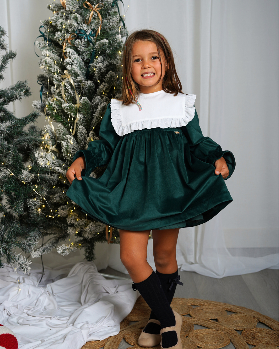 Vestido de veludo com gola rendada amovível