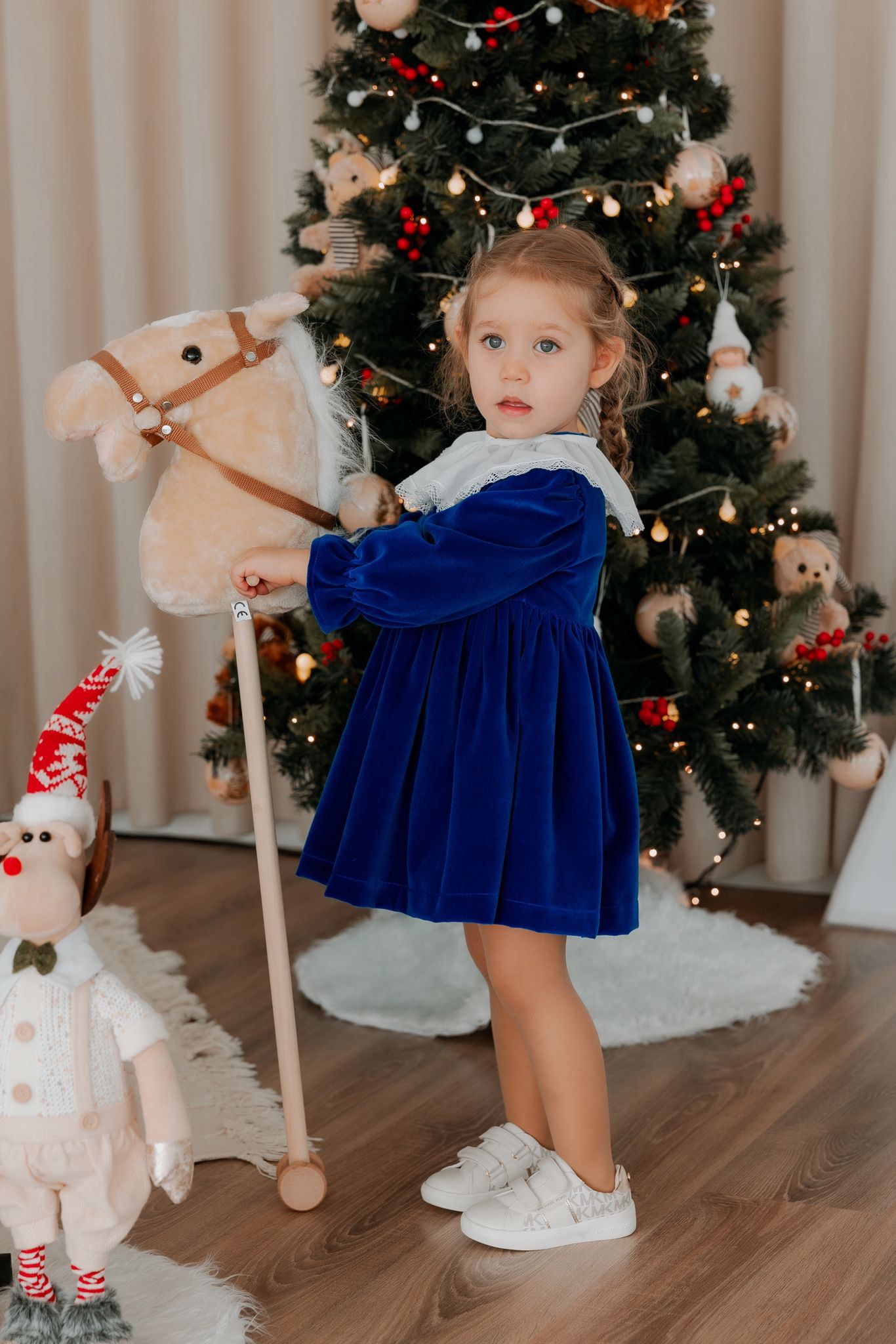 Vestido de veludo com gola vitoriana