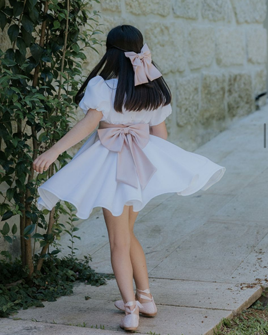 Vestido com manga em balão e com laço atrás