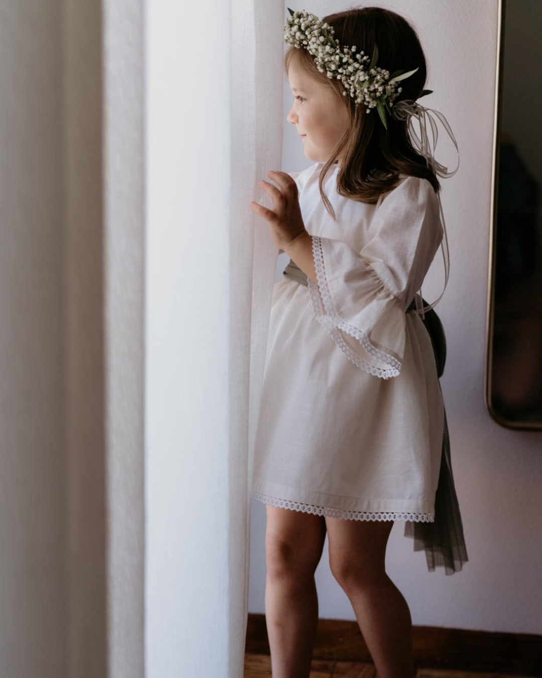 Vestido em linho com detalhes de renda e faixa na cinta