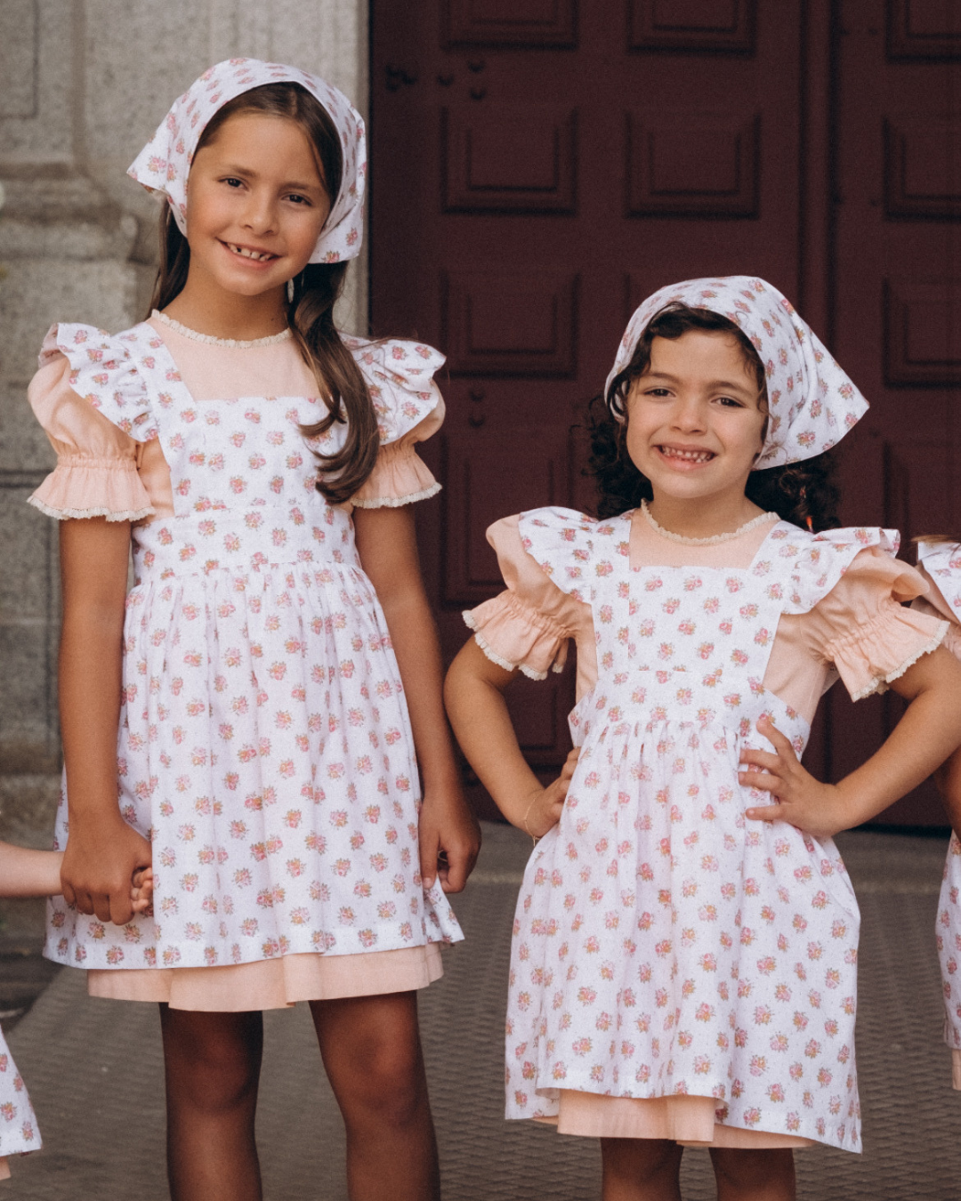Vestido em piquet com avental florido