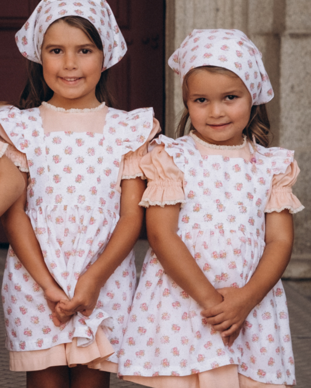 Vestido em piquet com avental florido