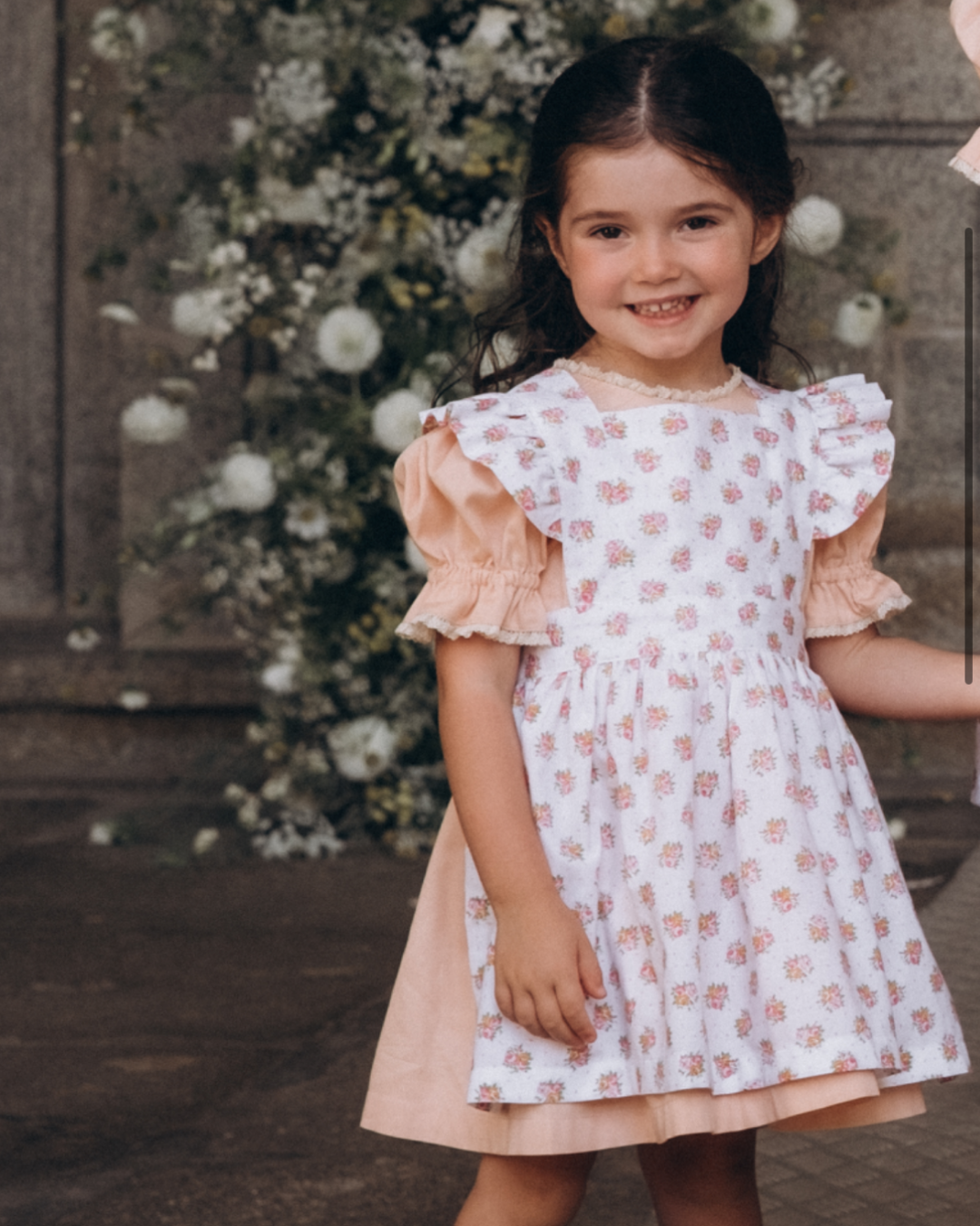 Vestido em piquet com avental florido