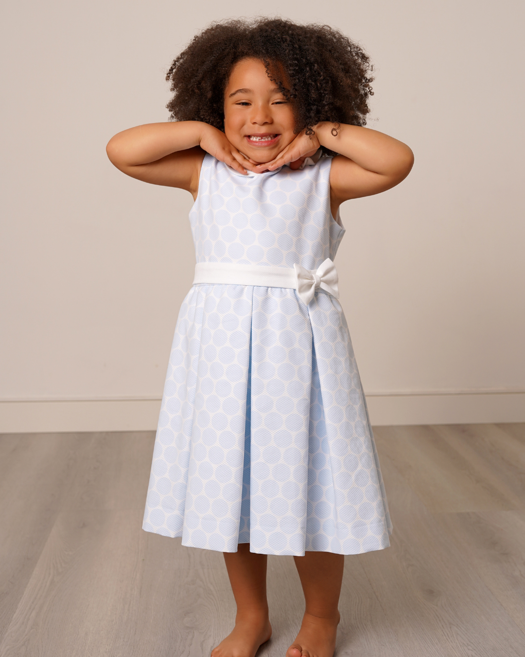 Vestido em piquet com padrão bolas azuis