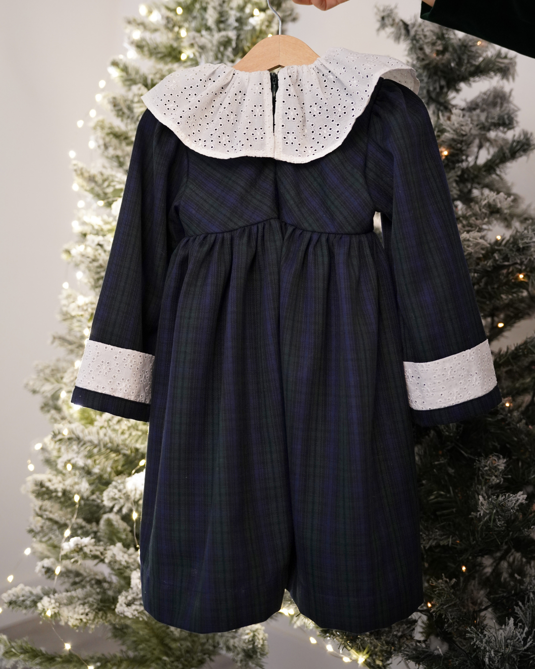 Vestido de tartan xadrez com gola e punhos em bordado inglês