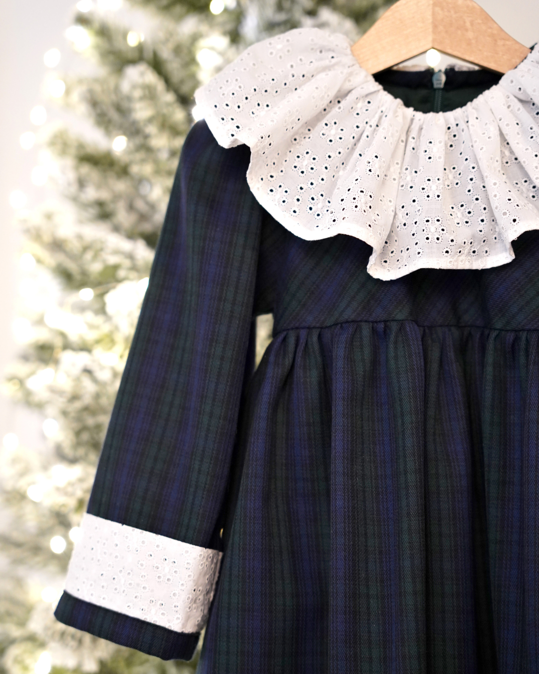 Vestido de tartan xadrez com gola e punhos em bordado inglês