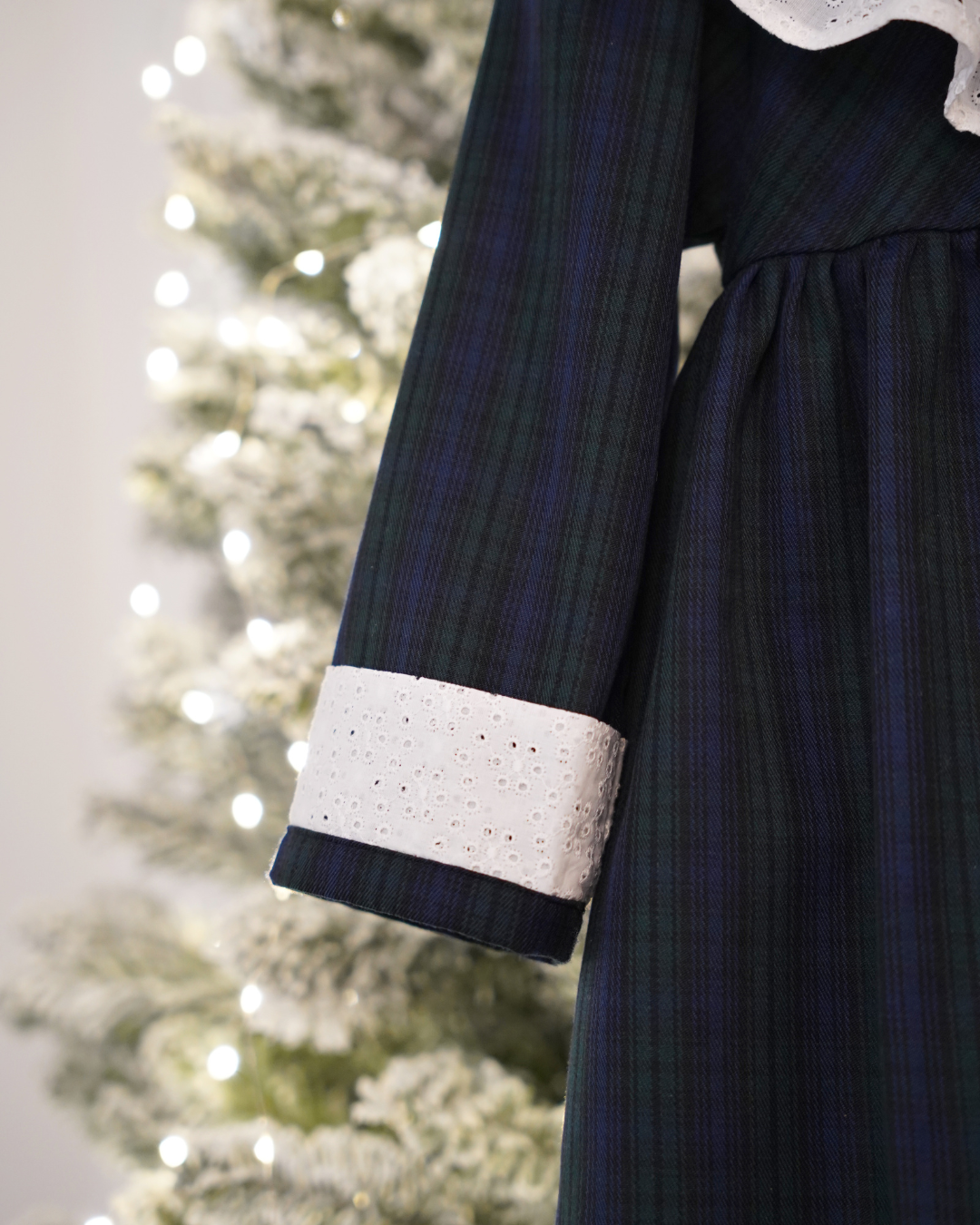 Vestido de tartan xadrez com gola e punhos em bordado inglês