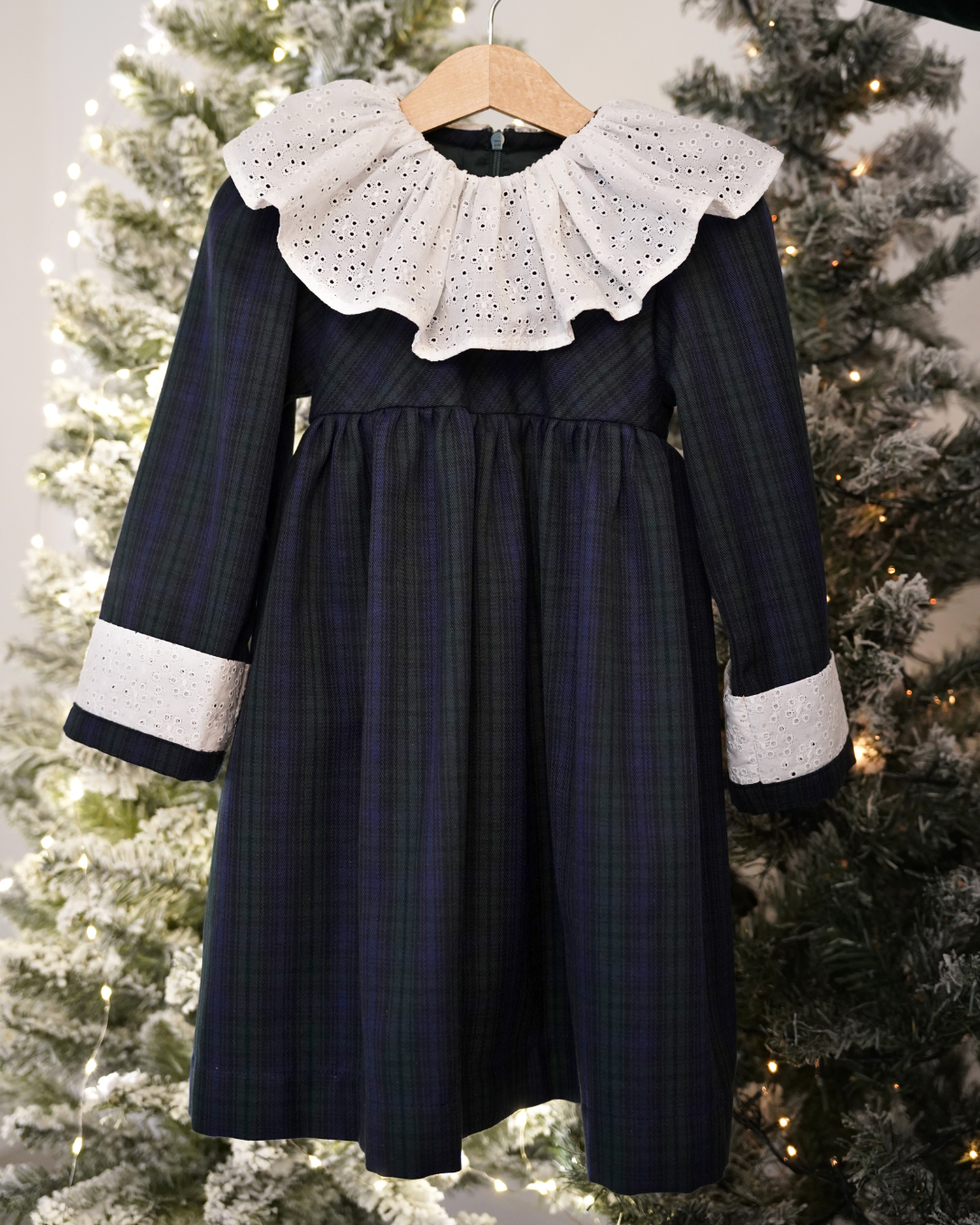 Vestido de tartan xadrez com gola e punhos em bordado inglês