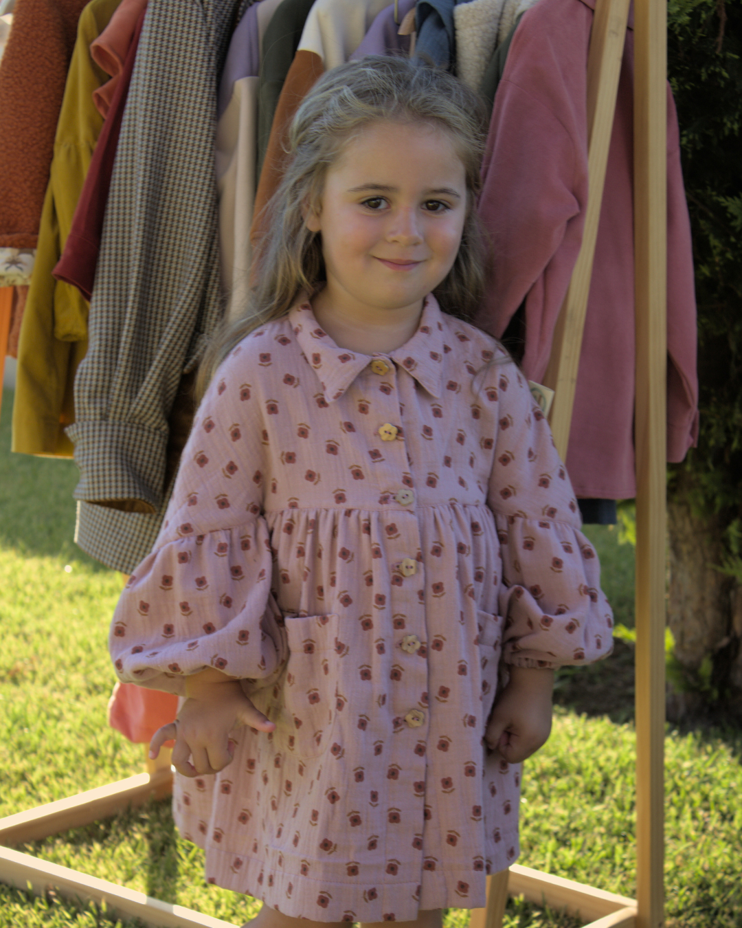 Vestido oversized rosa com padrão florido