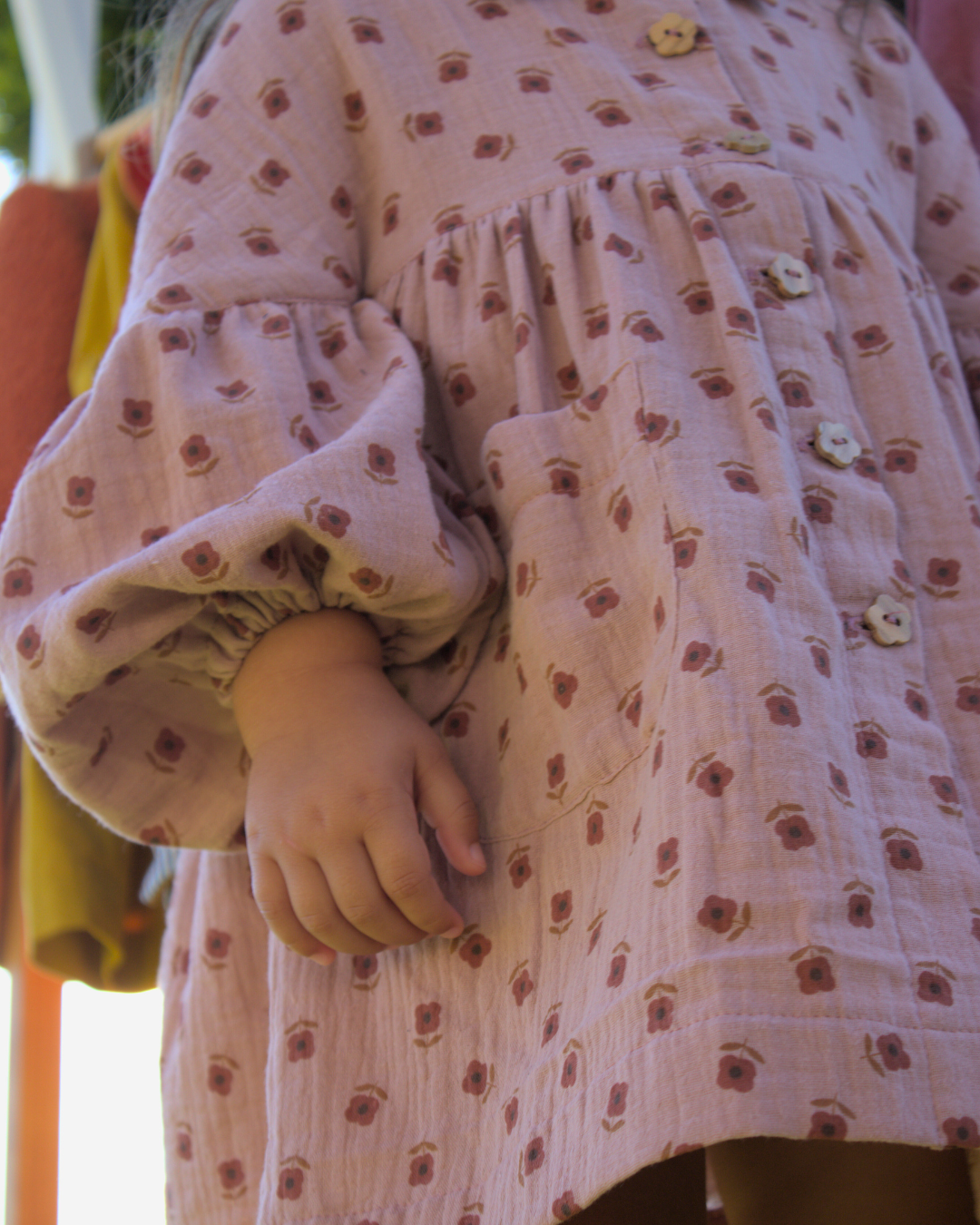 Vestido oversized rosa com padrão florido