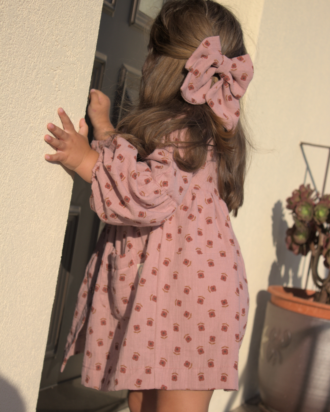 Vestido oversized rosa com padrão florido