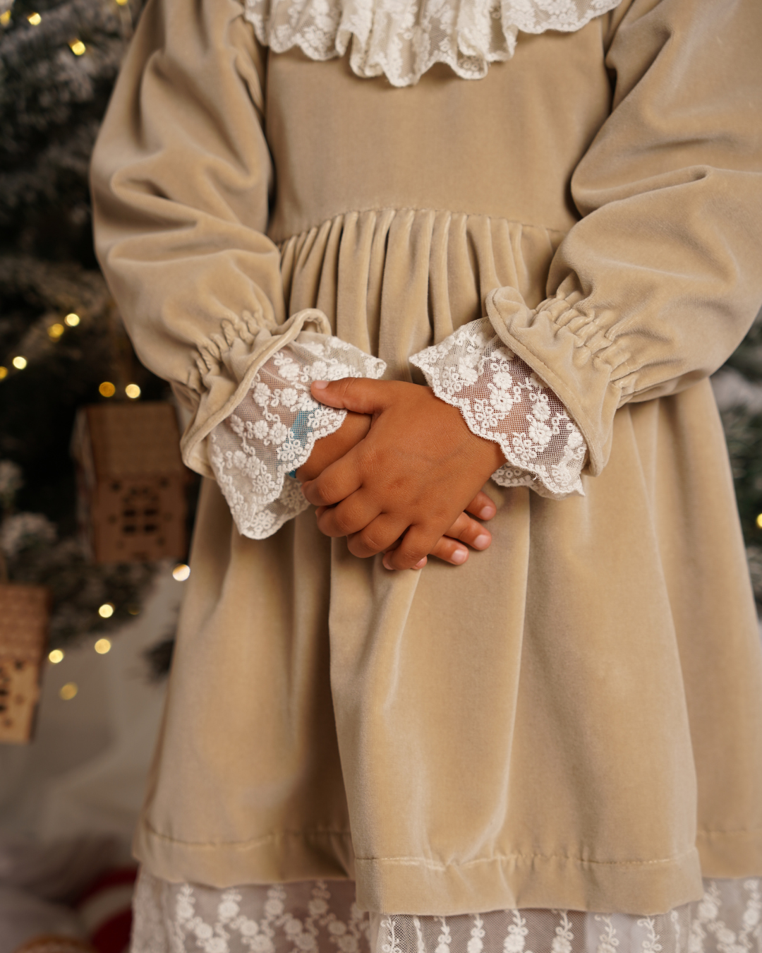 Vestido de veludo com renda na gola, punhos e fundo
