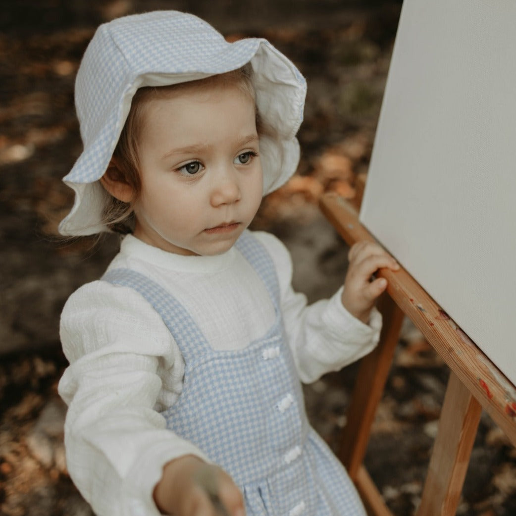 Vestido com padrão azul e branco