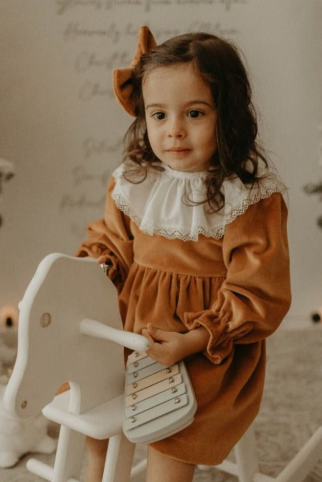 Vestido de veludo com gola vitoriana