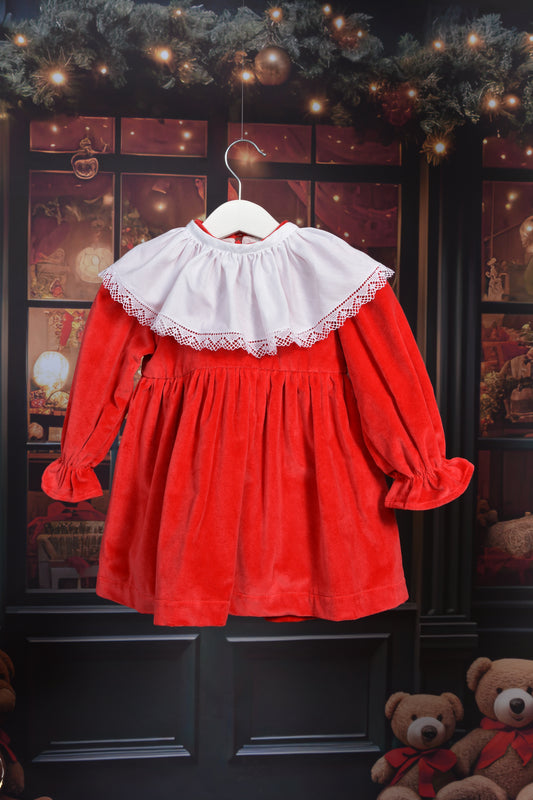 Vestido de veludo com gola vitoriana