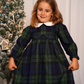 Vestido de tartan escocês com gola branca