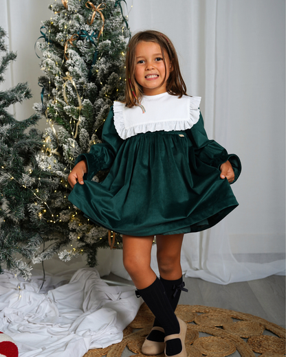 Vestido de veludo com gola rendada amovível