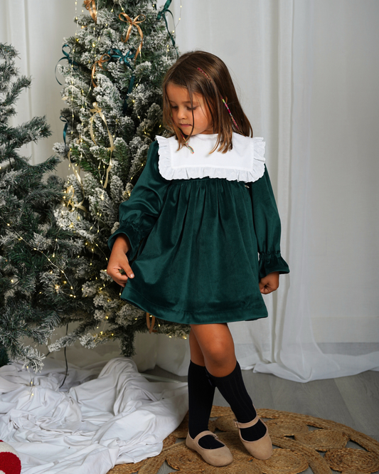Vestido de veludo com gola rendada amovível
