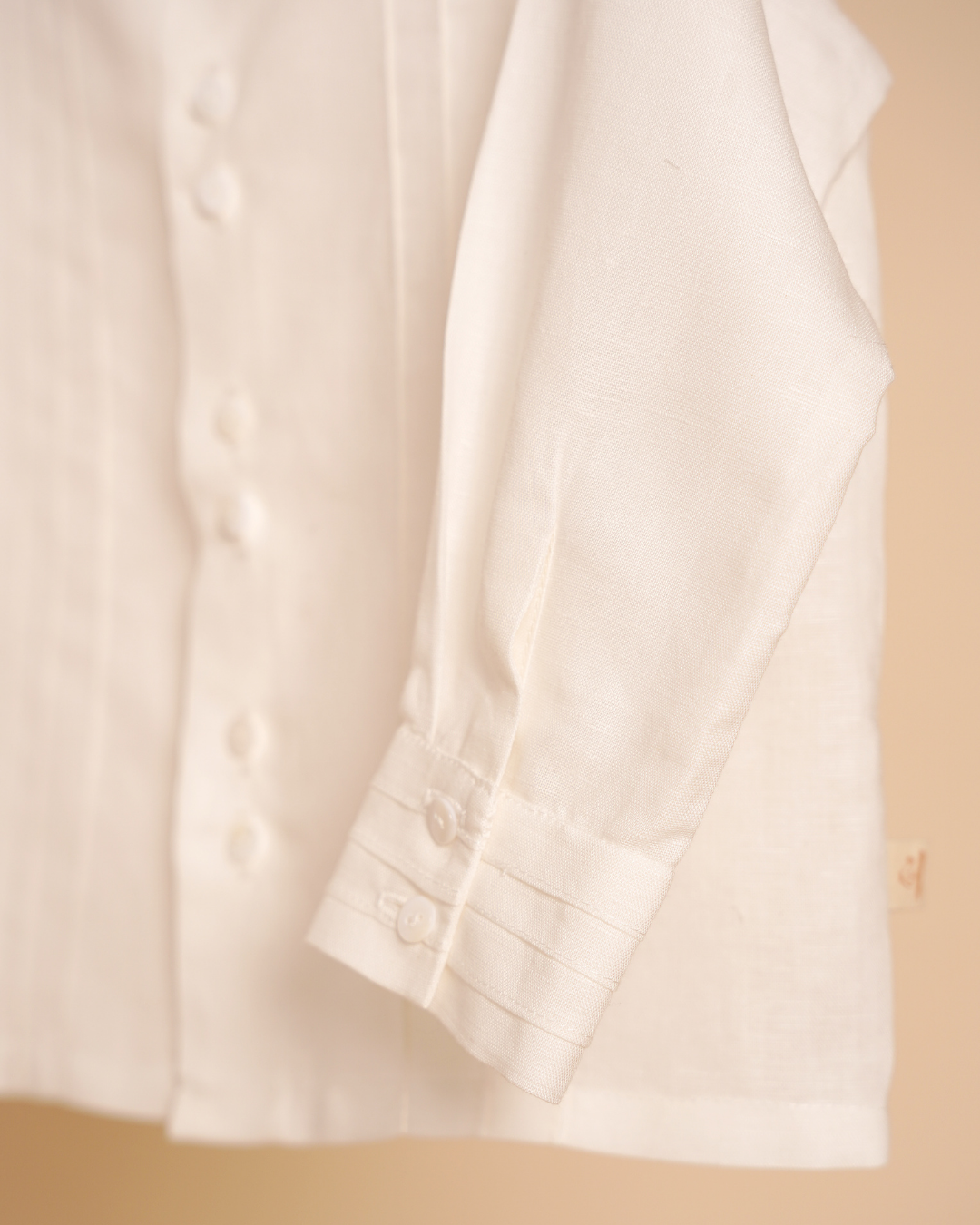 Camisa com frente e punhos trabalhados