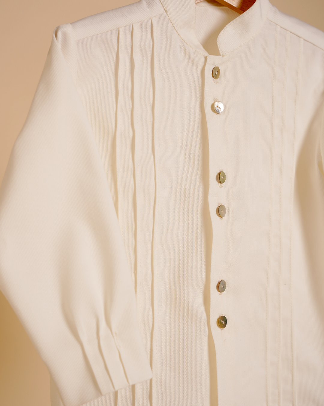 Camisa com frente e punhos trabalhados