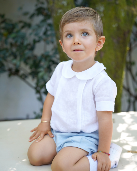 Camisa em linho com gola redonda e manga curta