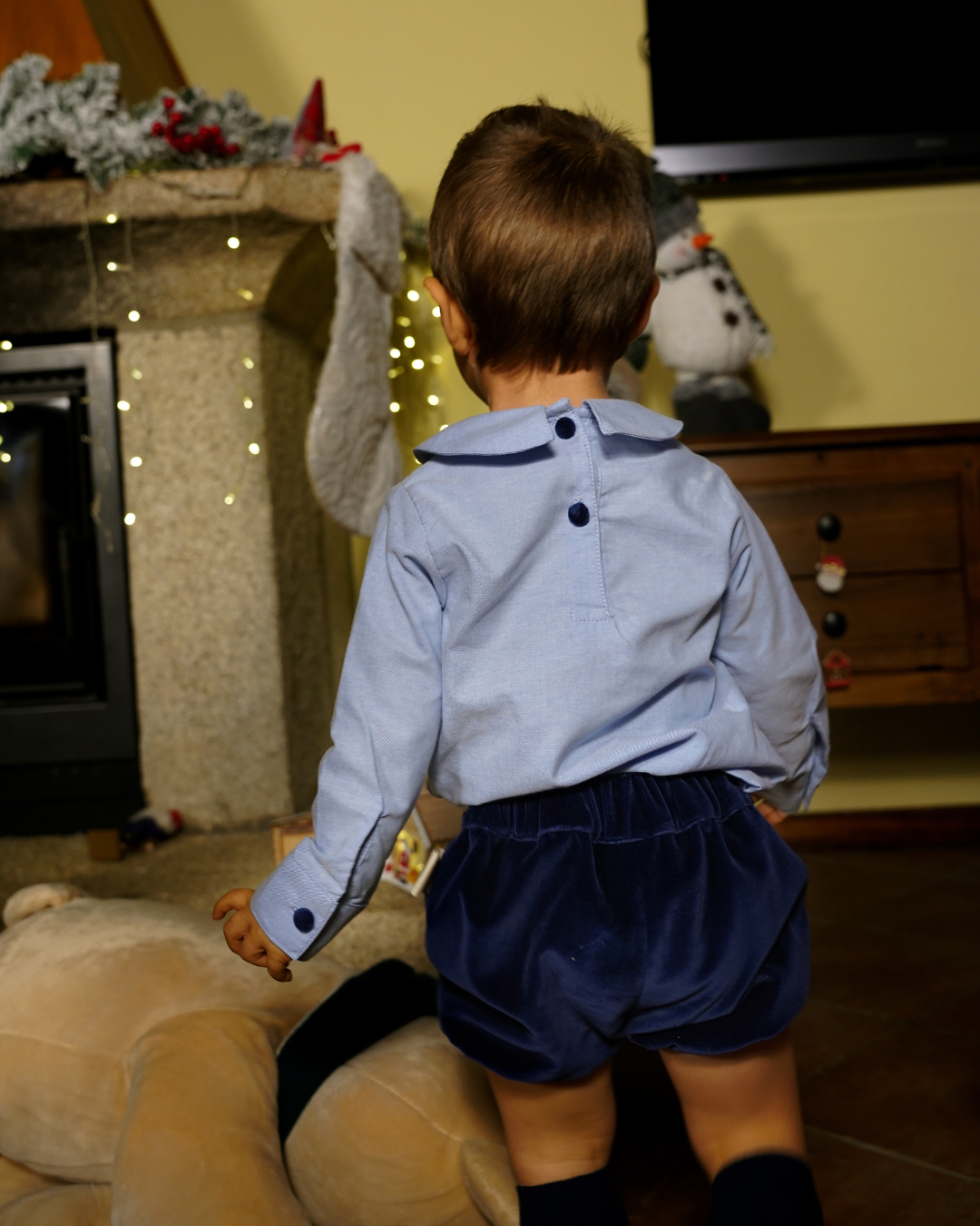 Camisa azul clara com botões de veludo