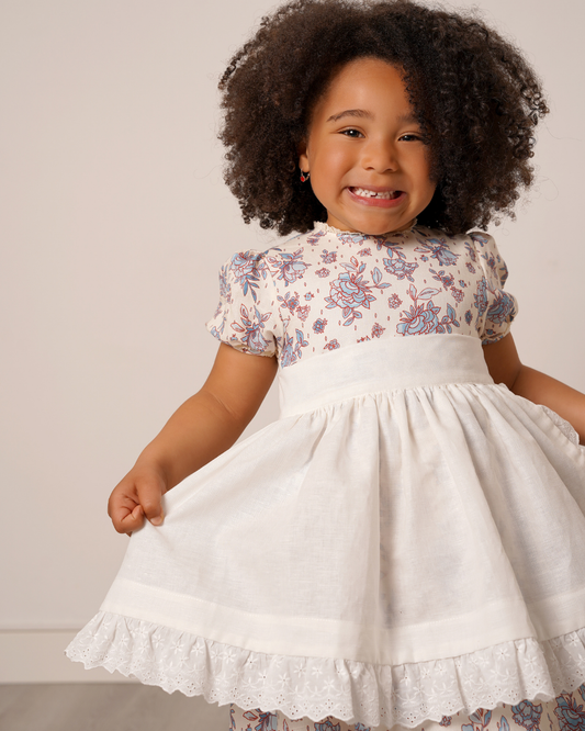 Vestido em linho florido com avental