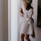 Vestido em linho com detalhes de renda e faixa na cinta