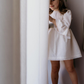 Vestido em linho com detalhes de renda e faixa na cinta