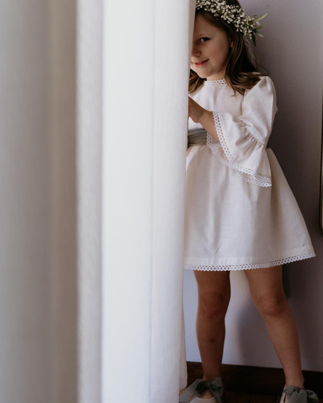 Vestido em linho com detalhes de renda e faixa na cinta