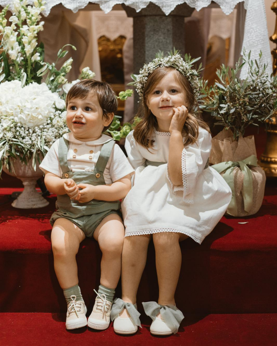Vestido em linho com detalhes de renda e faixa na cinta