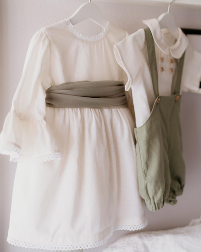 Vestido em linho com detalhes de renda e faixa na cinta