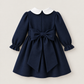 Vestido De Sarja Azul Marinho Com Faixa de Favos Trabalhada À Mão E Laço Atrás
