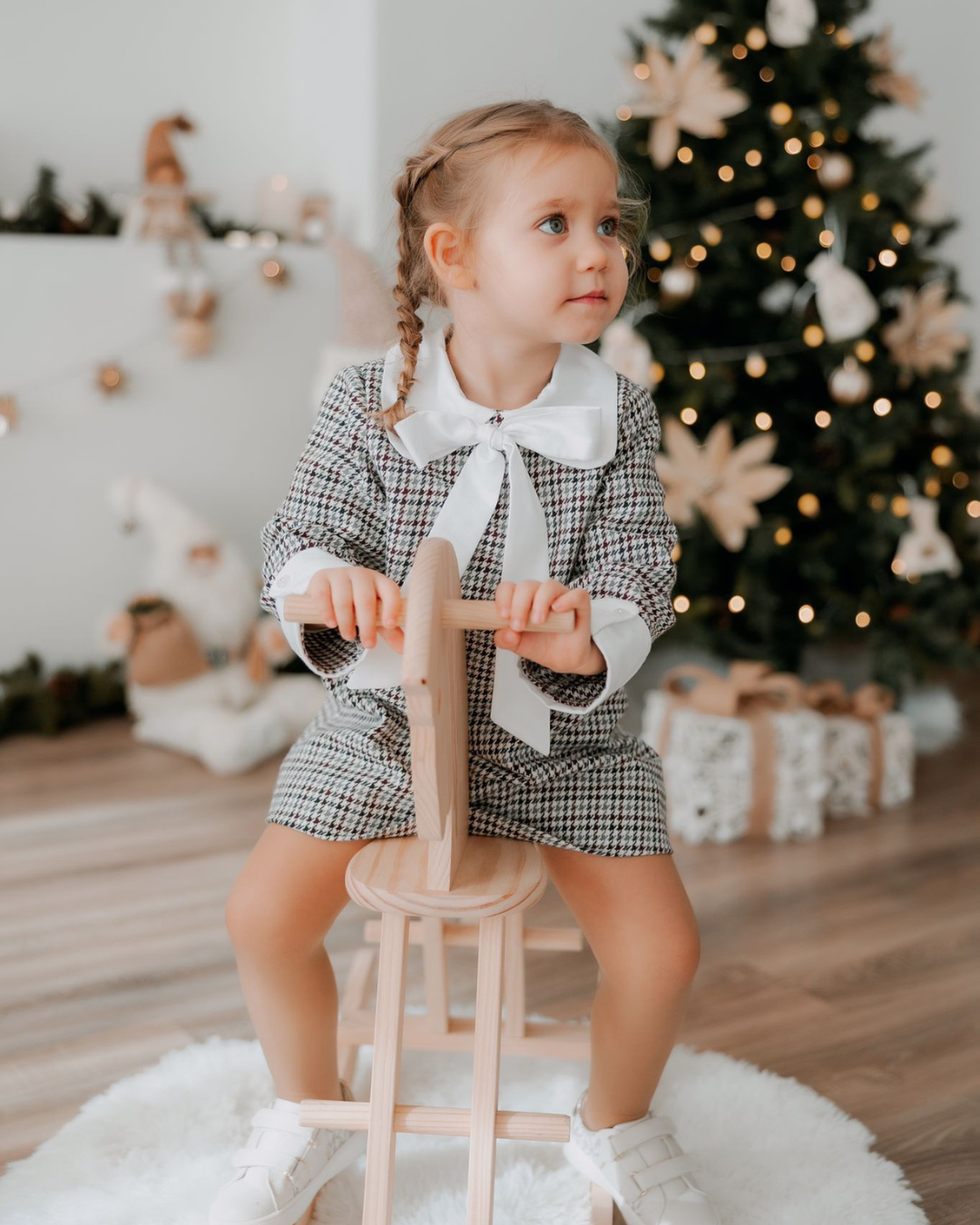 Vestido con cuello blanco