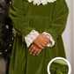 Vestido de veludo com renda na gola, punhos e fundo