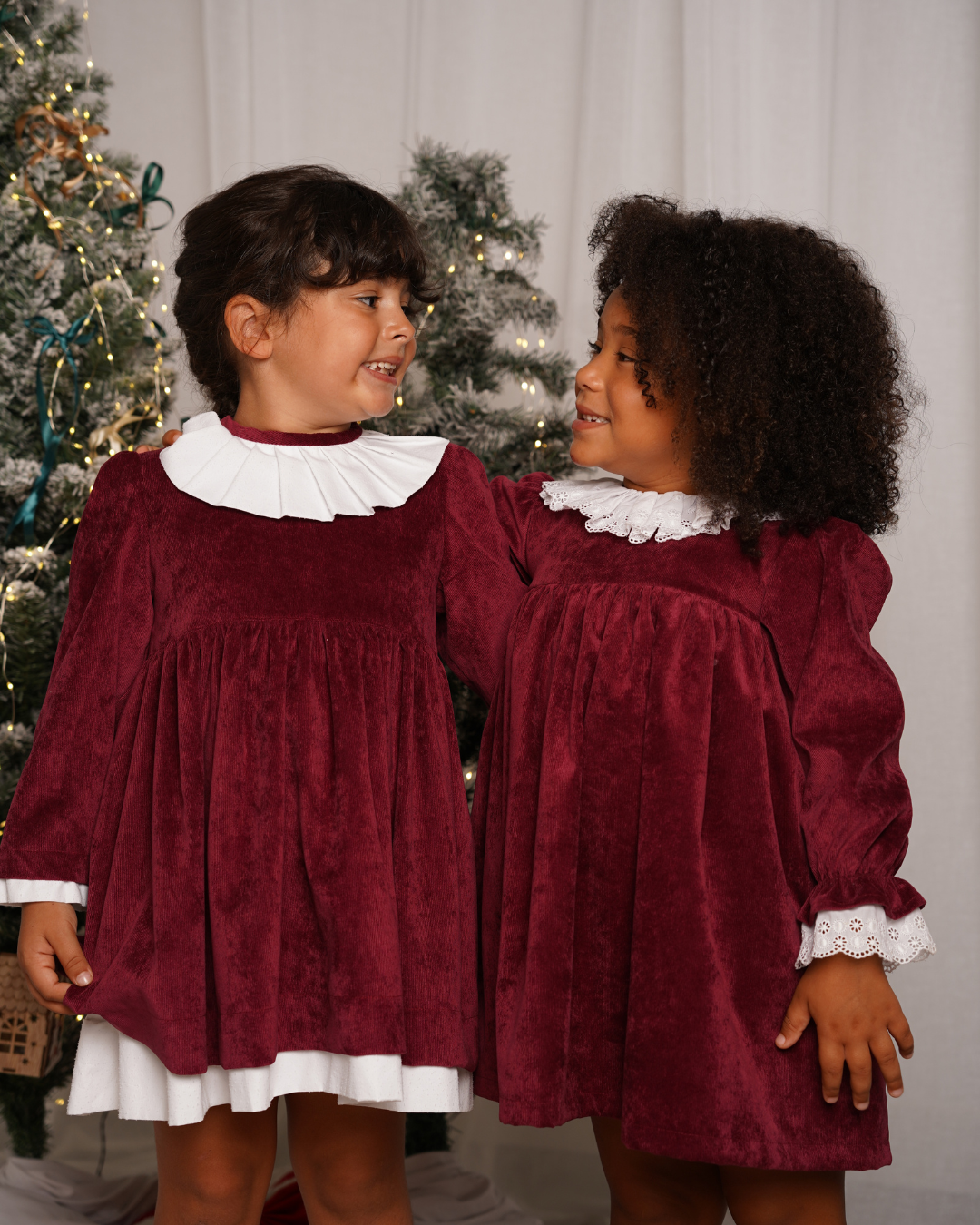 Vestido de bombazine com gola branca