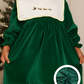 Vestido de veludo com gola bordada amovível