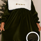 Vestido de veludo com gola bordada amovível