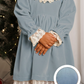 Vestido de veludo com renda na gola, punhos e fundo