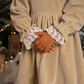Vestido de veludo com renda na gola, punhos e fundo