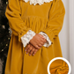 Vestido de veludo com renda na gola, punhos e fundo