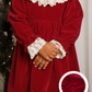 Vestido de veludo com renda na gola, punhos e fundo