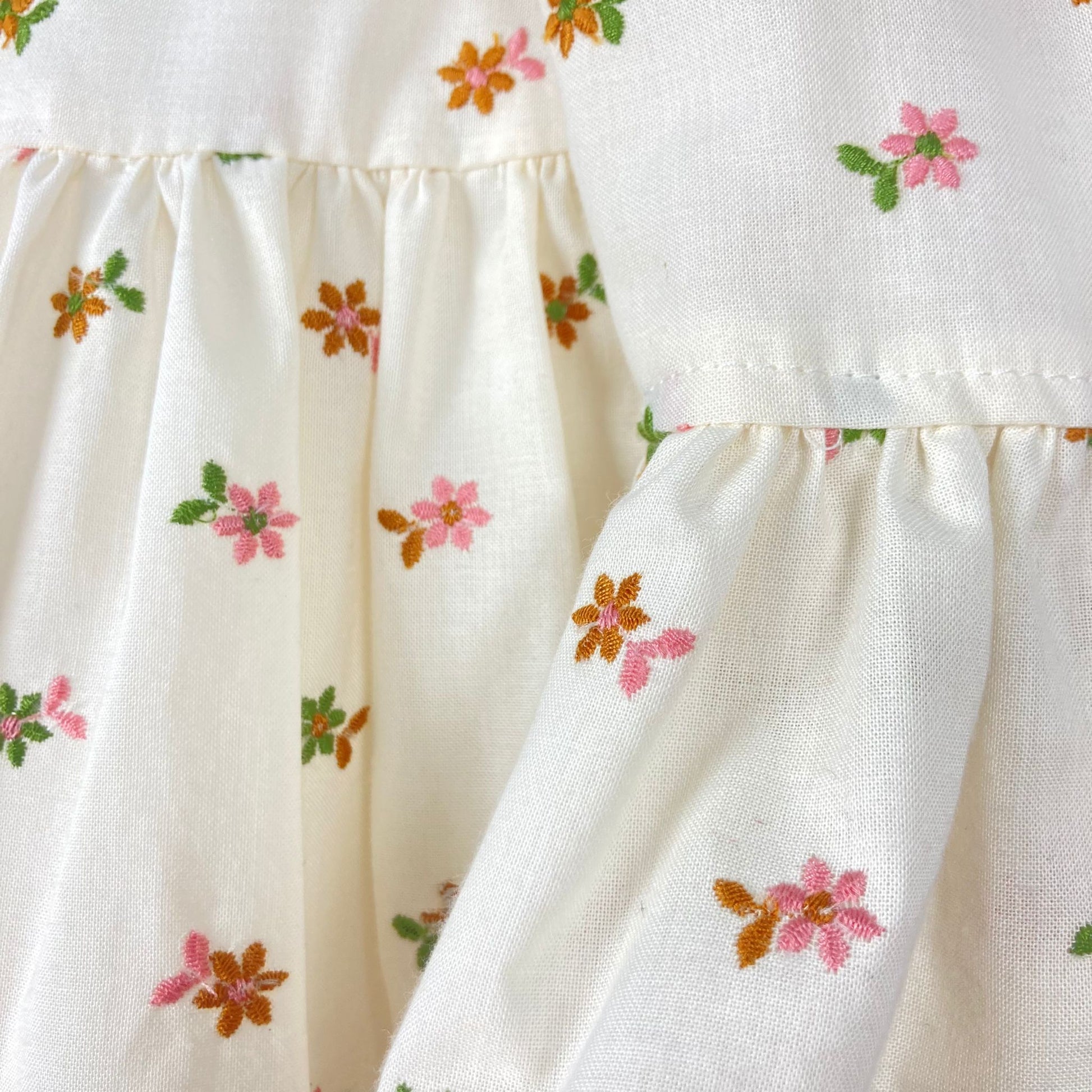 Vestido em algodão com detalhes de flores - Passinhos de Veludo