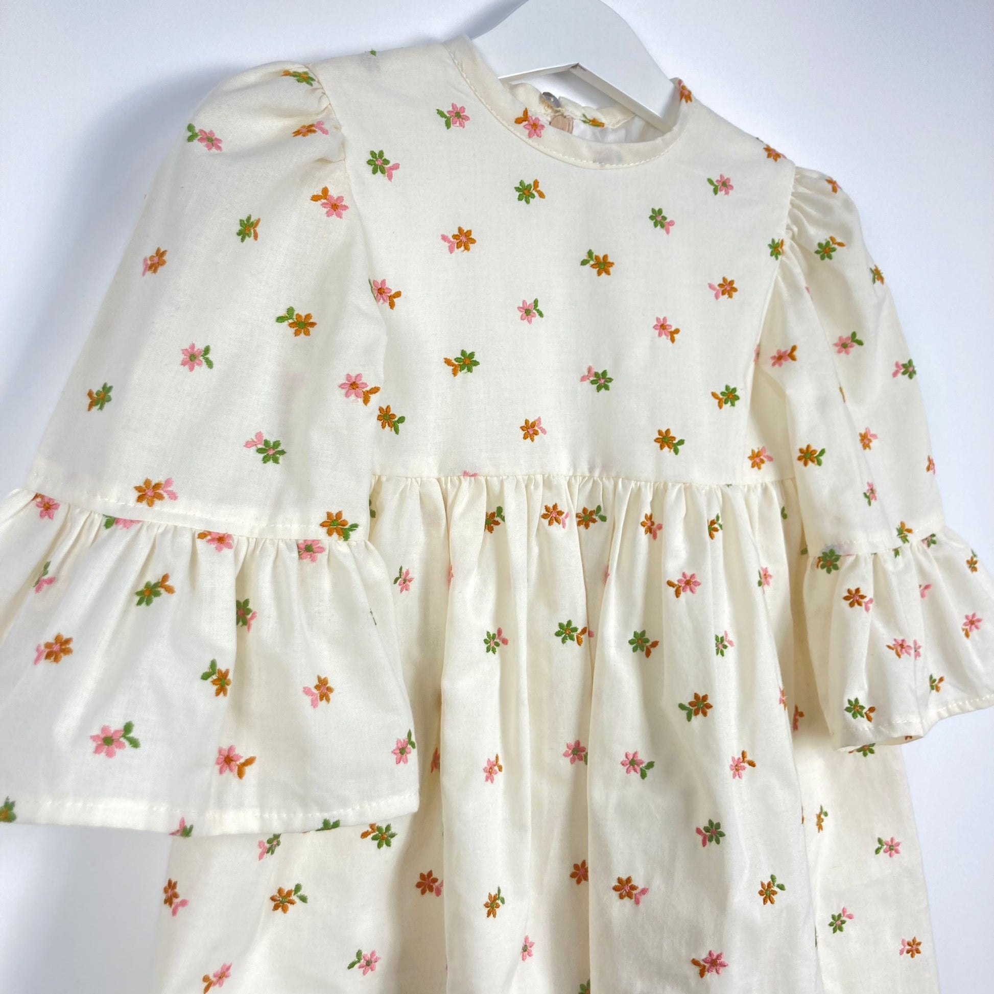 Vestido em algodão com detalhes de flores - Passinhos de Veludo